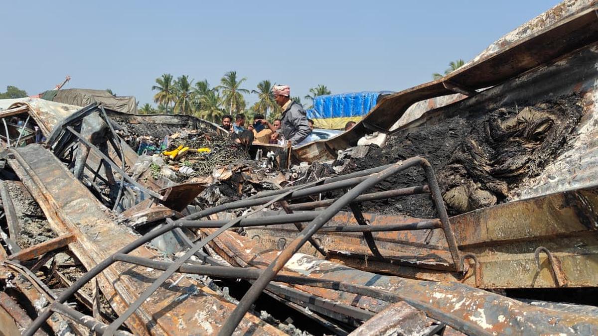 Karnataka Bus Accident: 6 Killed as Truck Collides With Bengaluru–Gokarna Bus in Chitradurga