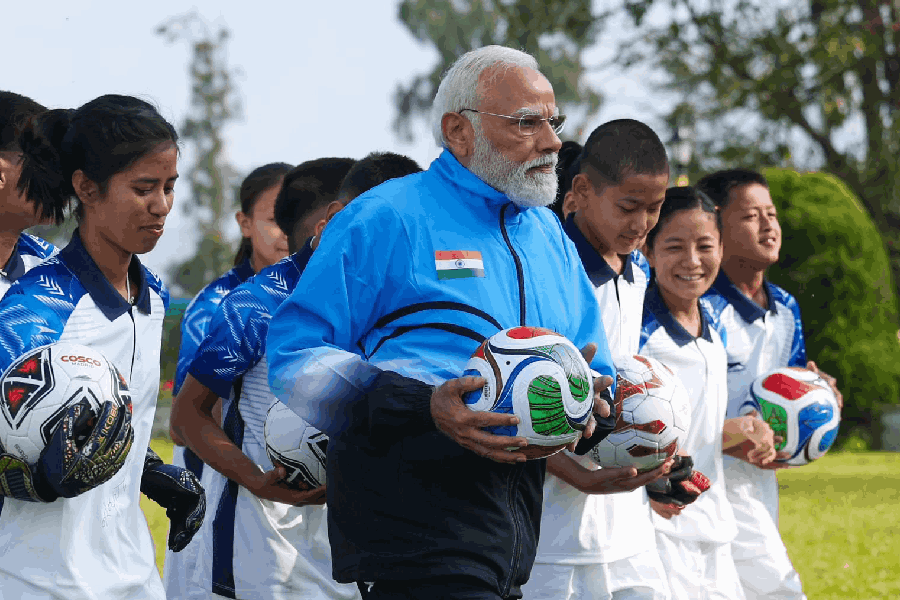 pm modi play football