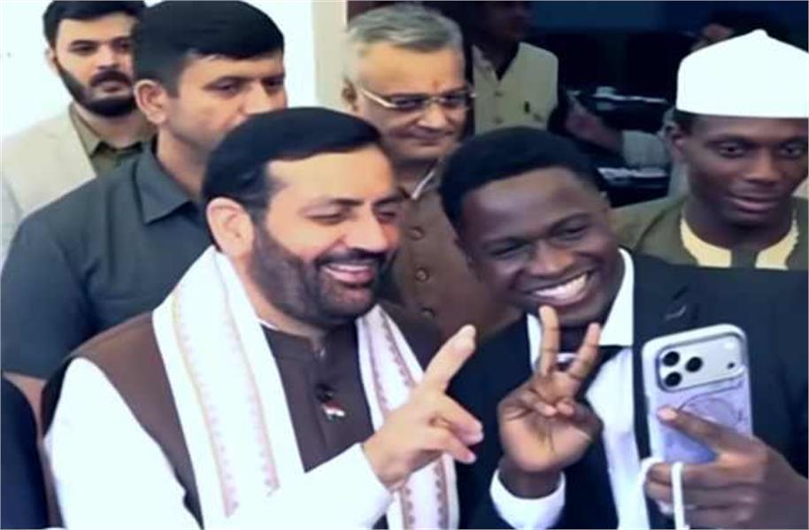 Selfie with Nayab Saini draws foreign visitors too, CM’s warmth turns meetings into memorable moments
