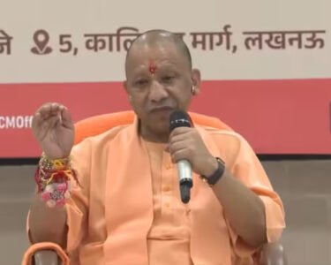 yogi adityanath on smartphone uses