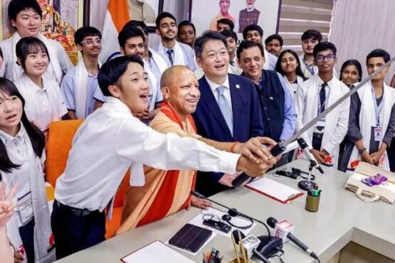 yogi adityanath with japanese student