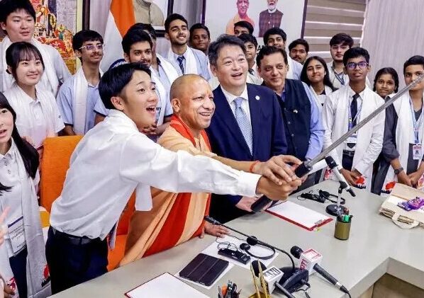 yogi adityanath with japanese student