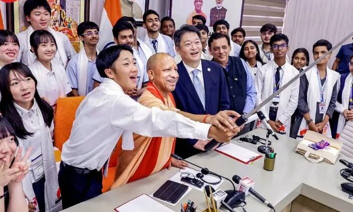 yogi adityanath with japanese student