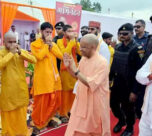 yogi adityanath with sadhu