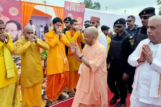 yogi adityanath with sadhu