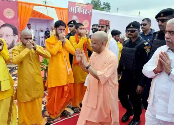 yogi adityanath with sadhu