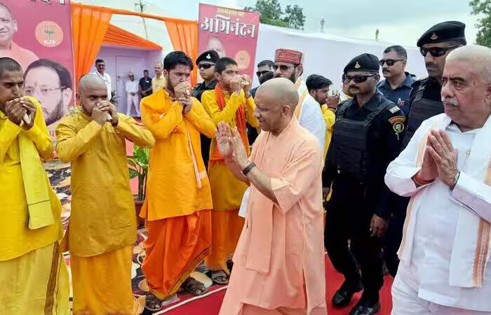 yogi adityanath with sadhu