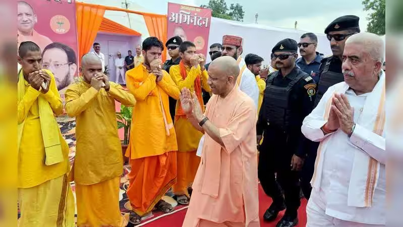yogi adityanath with sadhu