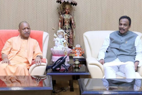 yogi adityanath with vinod tawde