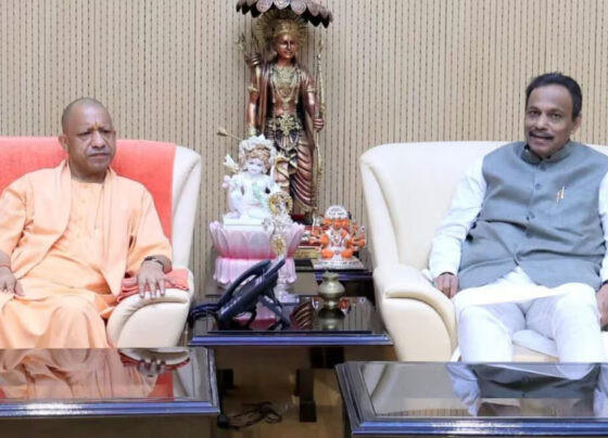 yogi adityanath with vinod tawde