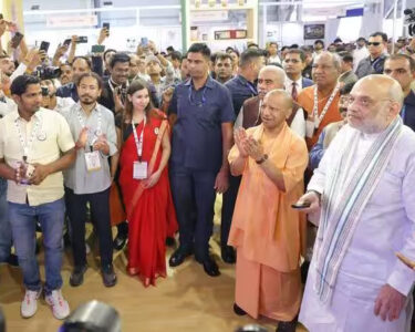 yogi with amit shah