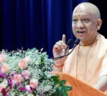 yogi adityanath distribute scholarship