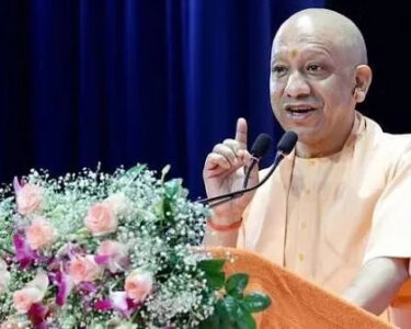 yogi adityanath distribute scholarship