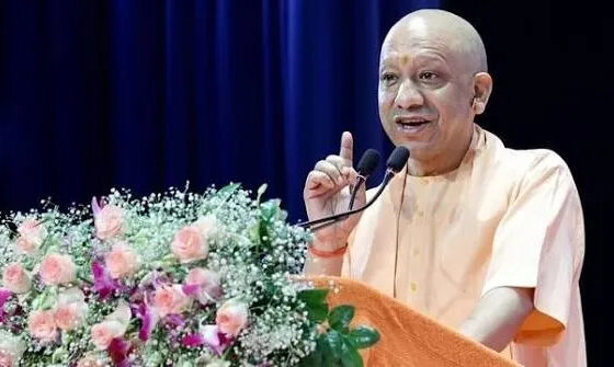 yogi adityanath distribute scholarship