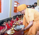 yogi adityanath in kanya pujan