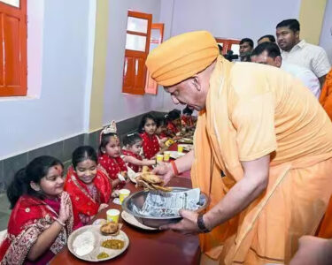 yogi adityanath in kanya pujan