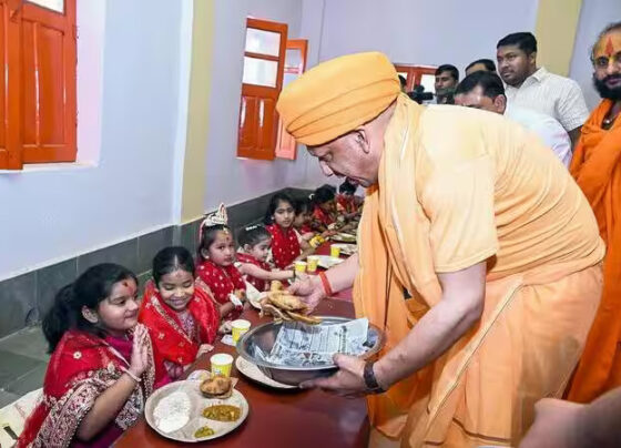 yogi adityanath in kanya pujan
